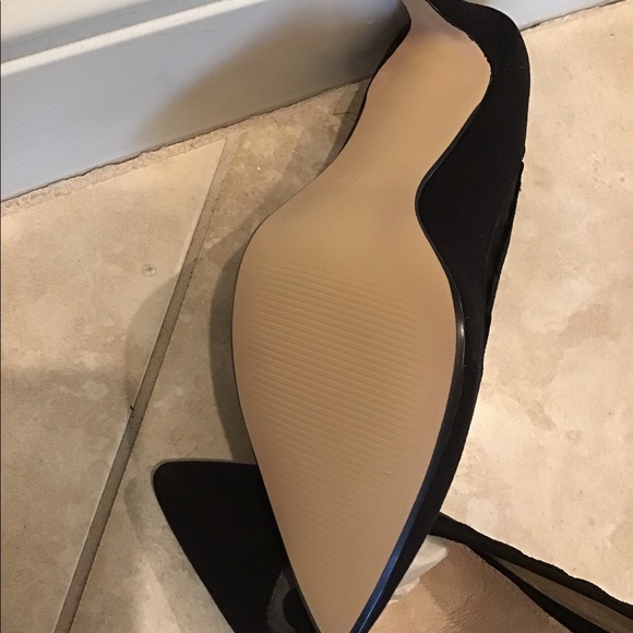 💥 MOVING SALE💥 Scallop Black Pumps - Picture 6 of 9